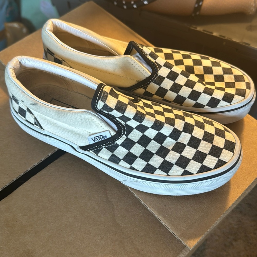 worn a few times with small scuffs that I did include in the pictures